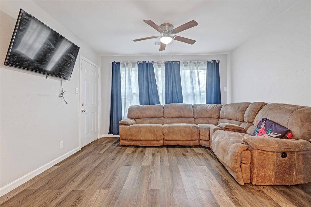 Enjoy the cozy living area, highlighted by a large window that brings in plenty of natural light and creates a warm, inviting atmosphere.