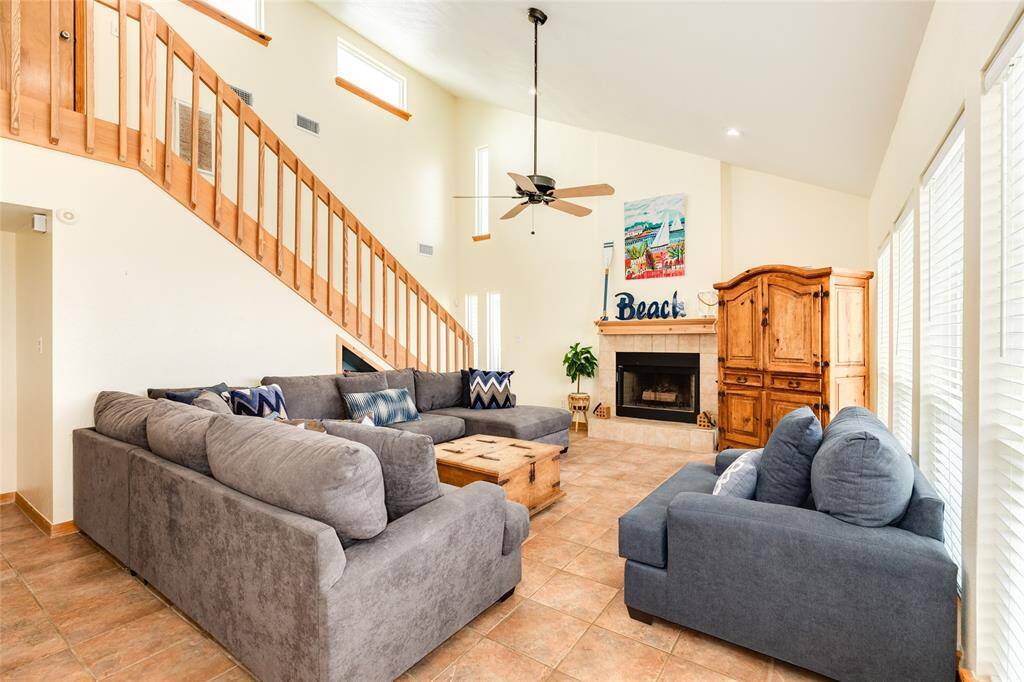 Spacious living room