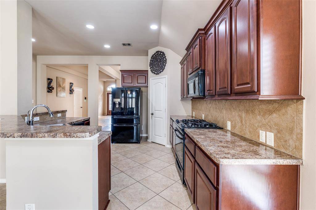 Spacious Well Maintained Kitchen. All appliances stay