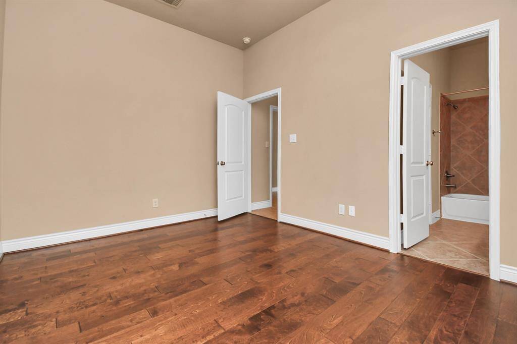 Bedroom 2 w/private bath