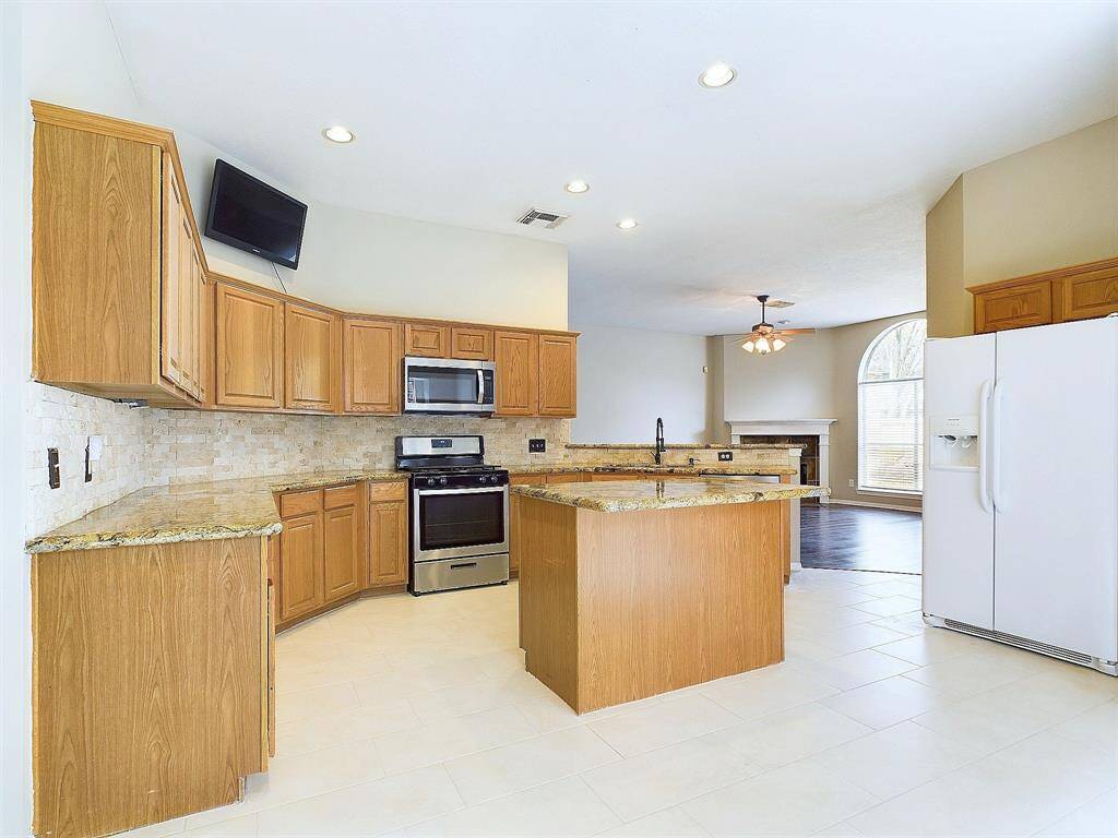 Gourmet kitchen w/ granite counters and stainless appliances