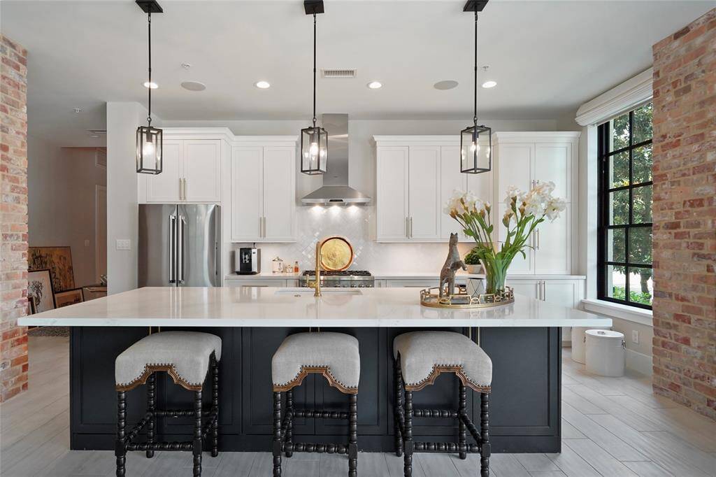 Spacious island that's perfect for casual dining and conversation with friends; and also offers ample storage space underneath.