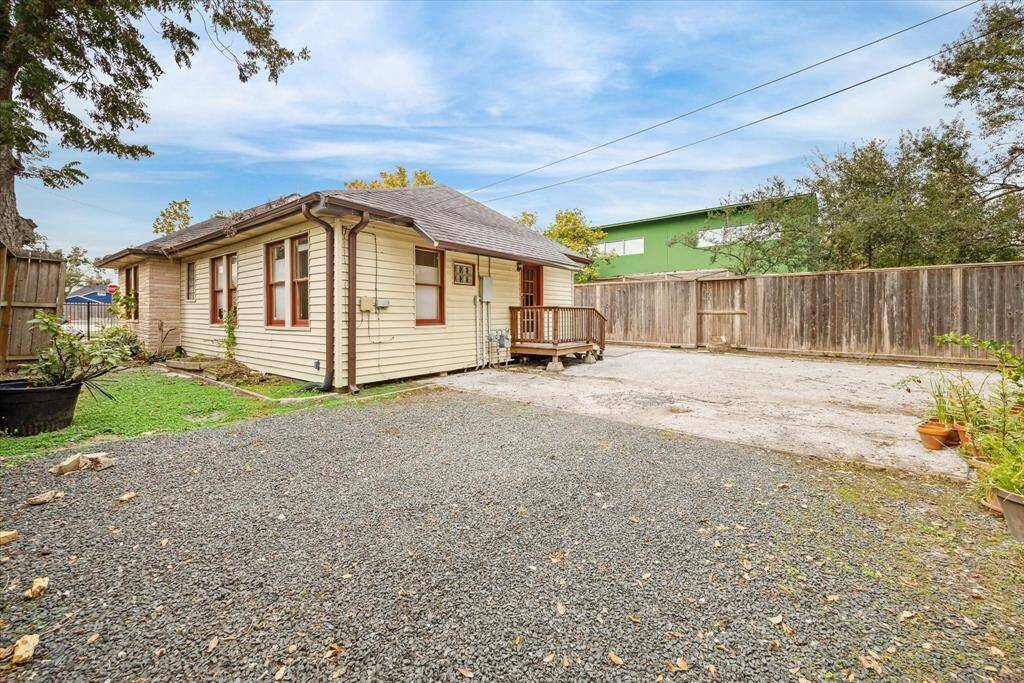 Side yard is a perfect spot for a garden.