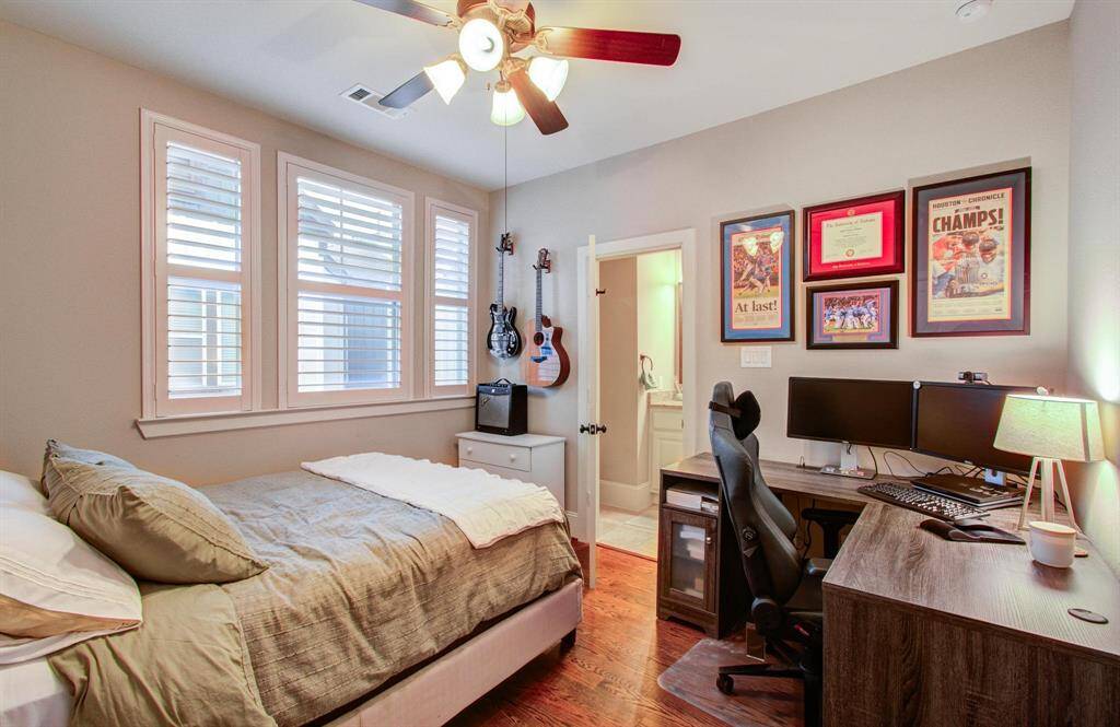 Secondary bedroom w/ ensuite on 3rd floor