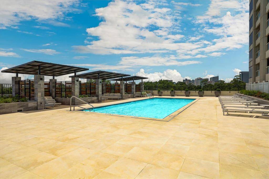 Terrific amenities in this full service, luxury high-rise. A pool in which you can swim laps!