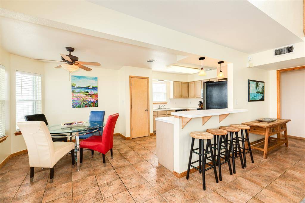 Light & bright dining area