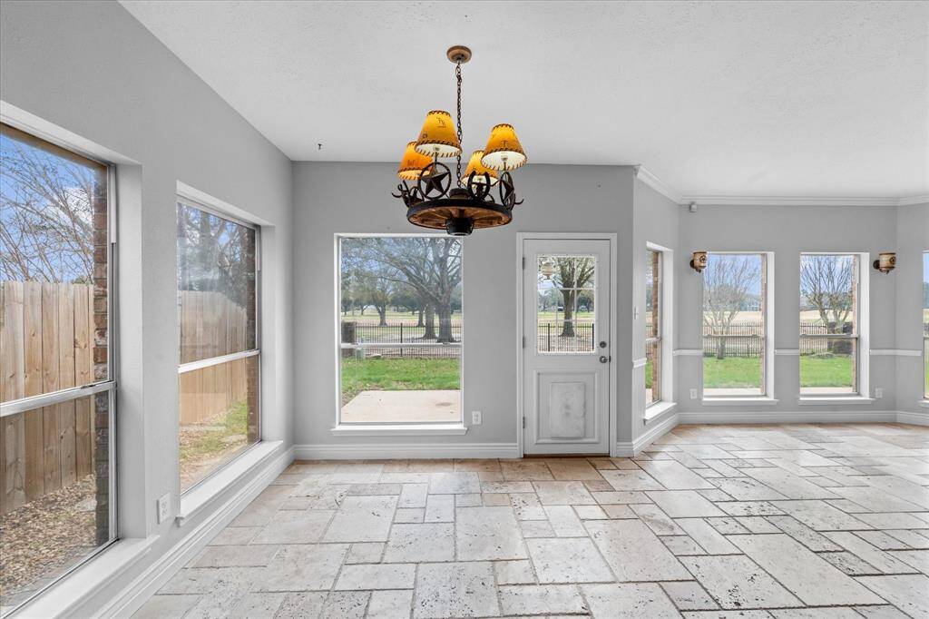 Breakfast/dining area.
