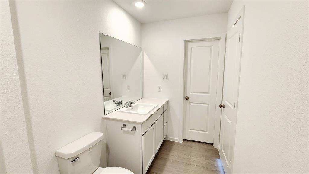 Master bathroom to master closet