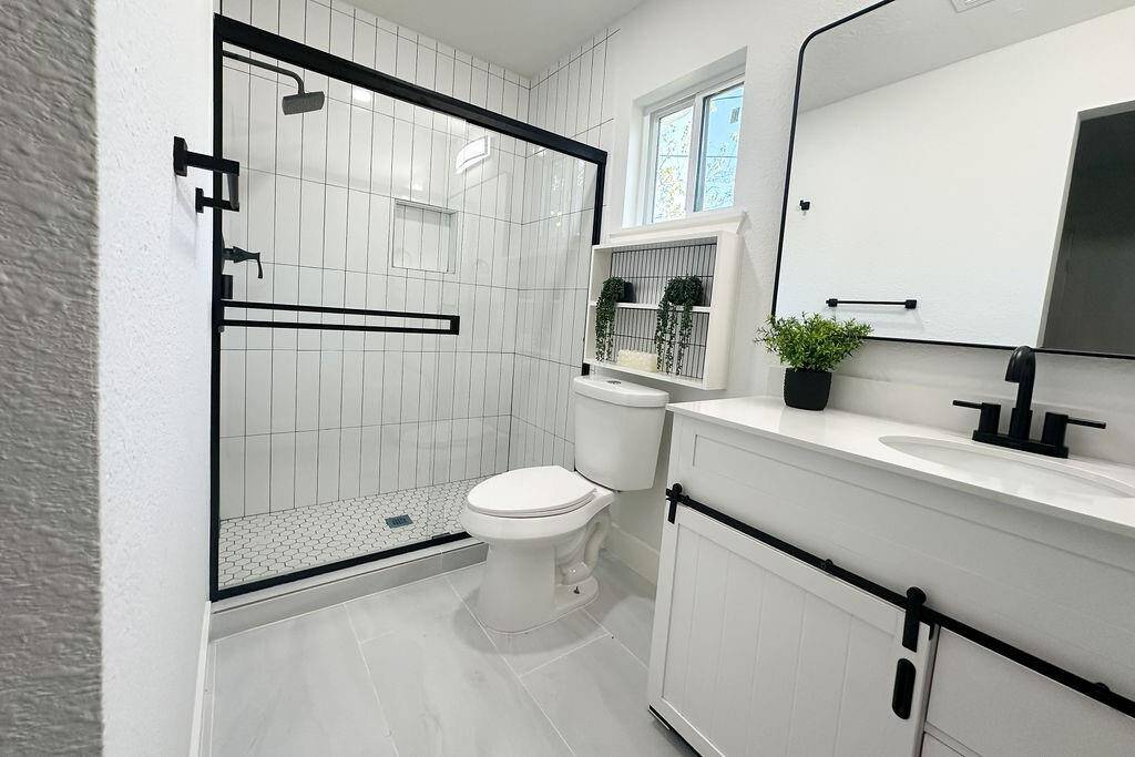 Fully renovated main bathroom featuring a modern shower and stylish finishes.