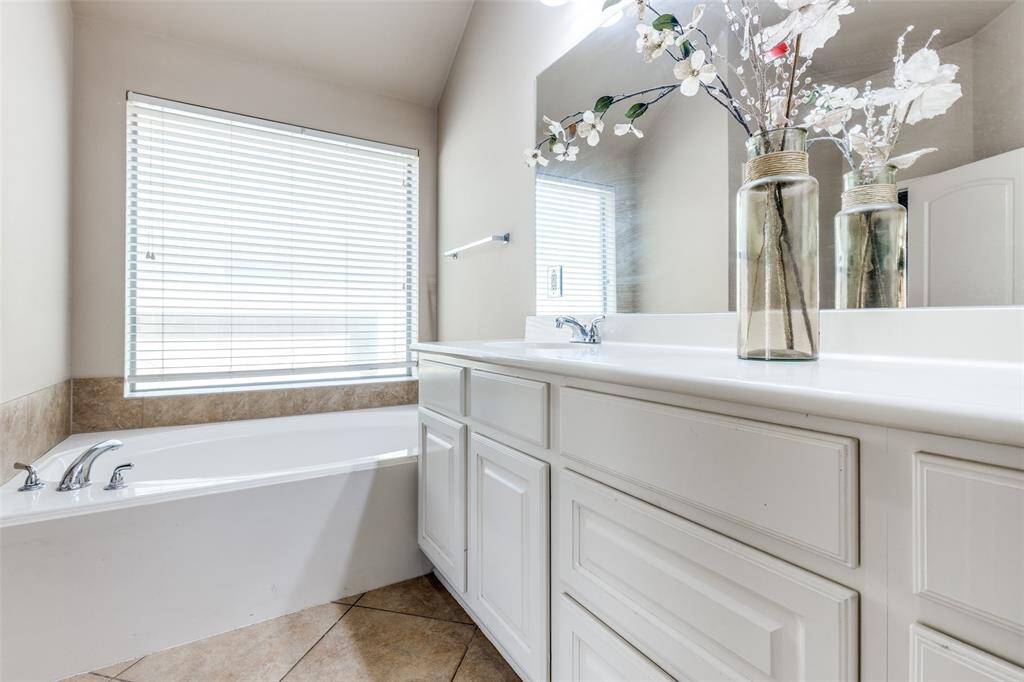 Master Bathroom features Jetted Tub & Shower