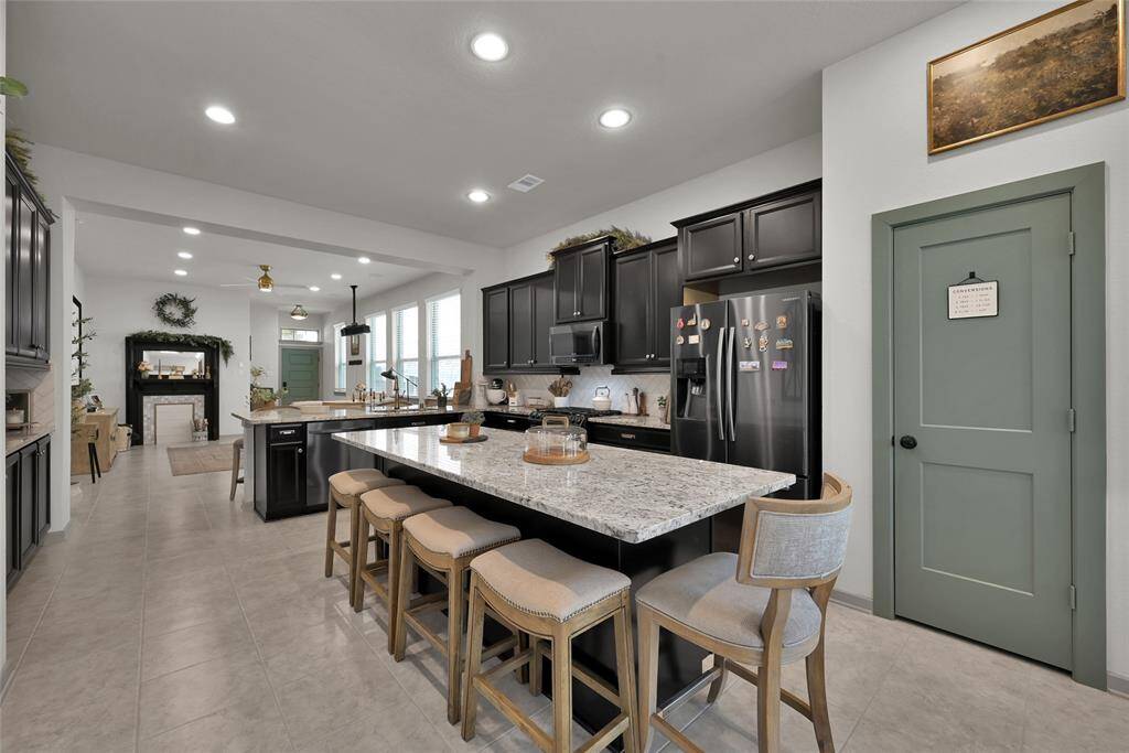 So much space for family and guest to sit and visit while preparing meals.