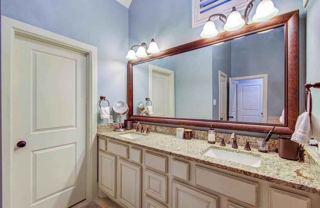 Dual sinks and large walk-in closet
