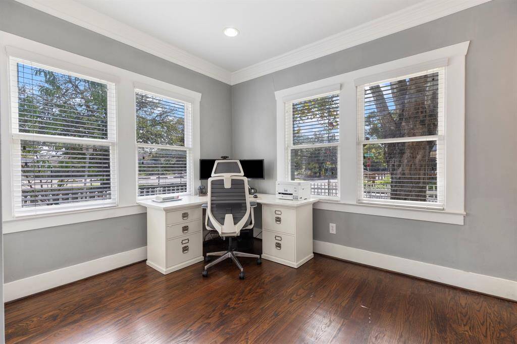 Love this home office with views of Redan and Rural.