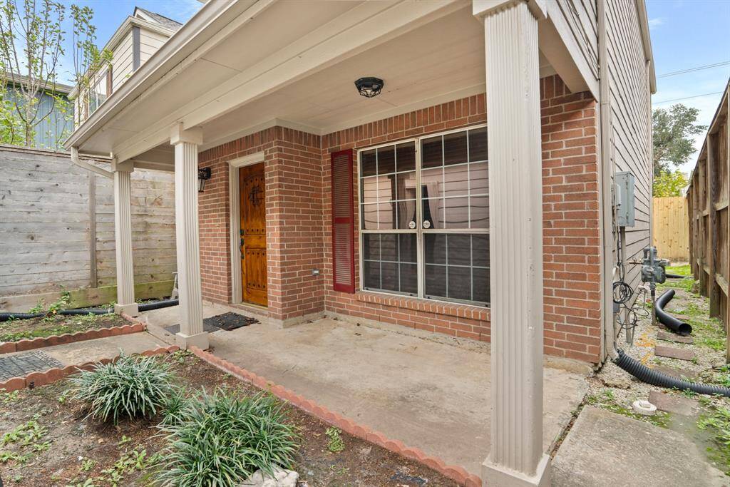 Welcome to 1015 Andrews Street! This gorgeous 2-story home boasts 3 bedrooms, 2 1/2 bathrooms. There is an incredible level of detail throughout including gorgeous wood and tile floors, wood cabinetry, granite countertops, an open floor plan, and so much more.