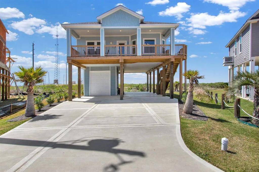 So Much Parking! Huge driveway! Sells Furnished! Garage enclosed.