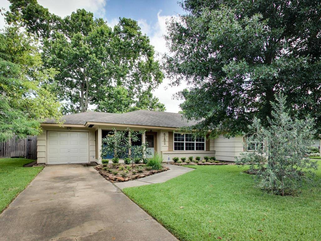 Great Bellaire home. Walk to Bellaire High School.