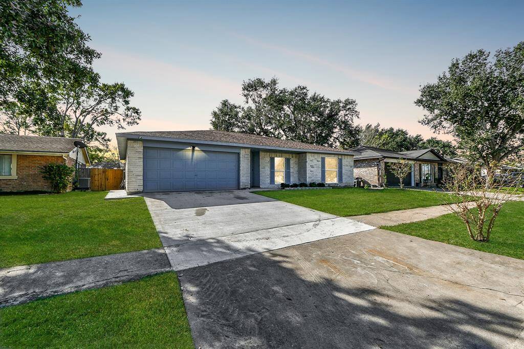 Welcome home to 13707 Towne Way Drive! This home offers 1,744 sqft of living space, 3 bedrooms, and 2 full bathrooms.