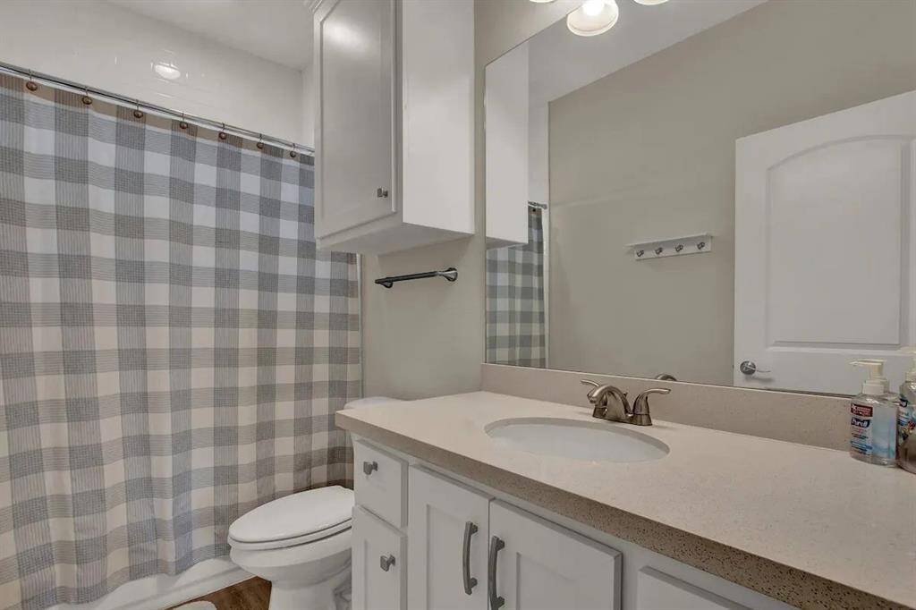 Hallway bathroom with tub/shower