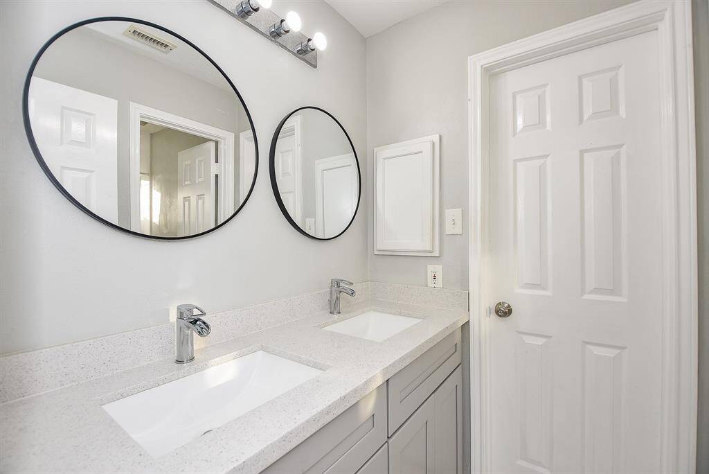 Jack and Jill/Full Restroom 3