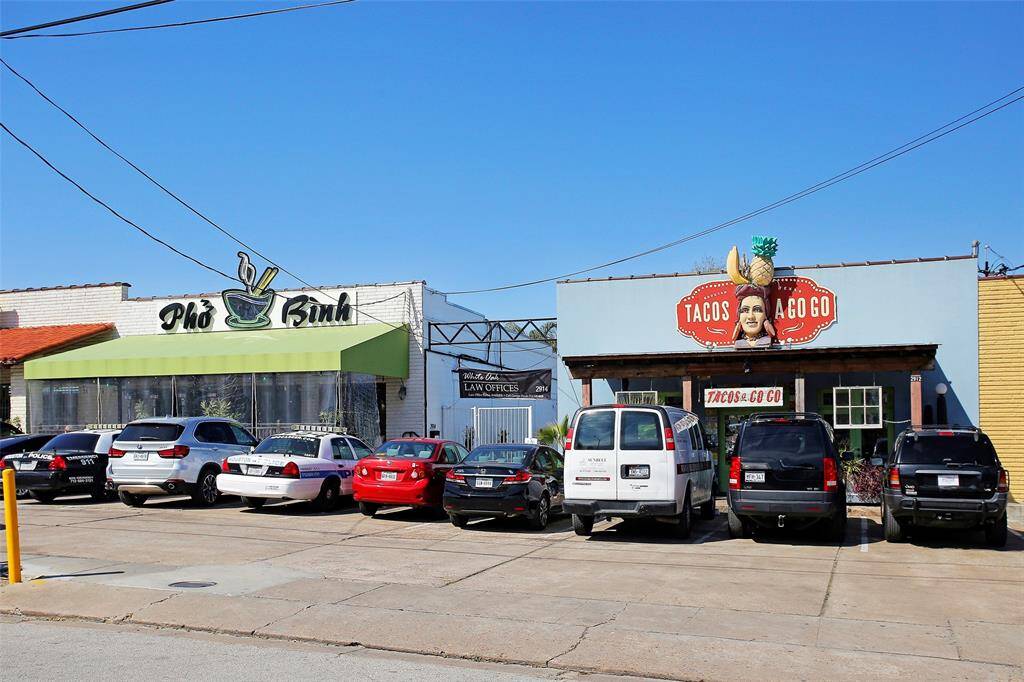 White Oak nearby is full of amazing restaurants, bars, retail, Farmers Markets, etc.