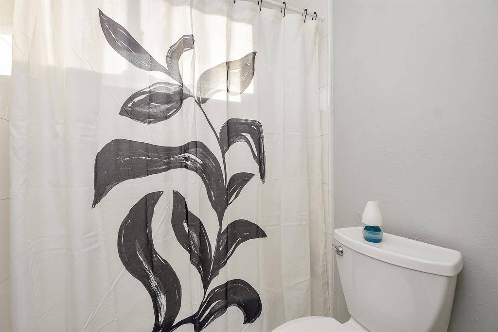 Jack and Jill/Full Restroom 3