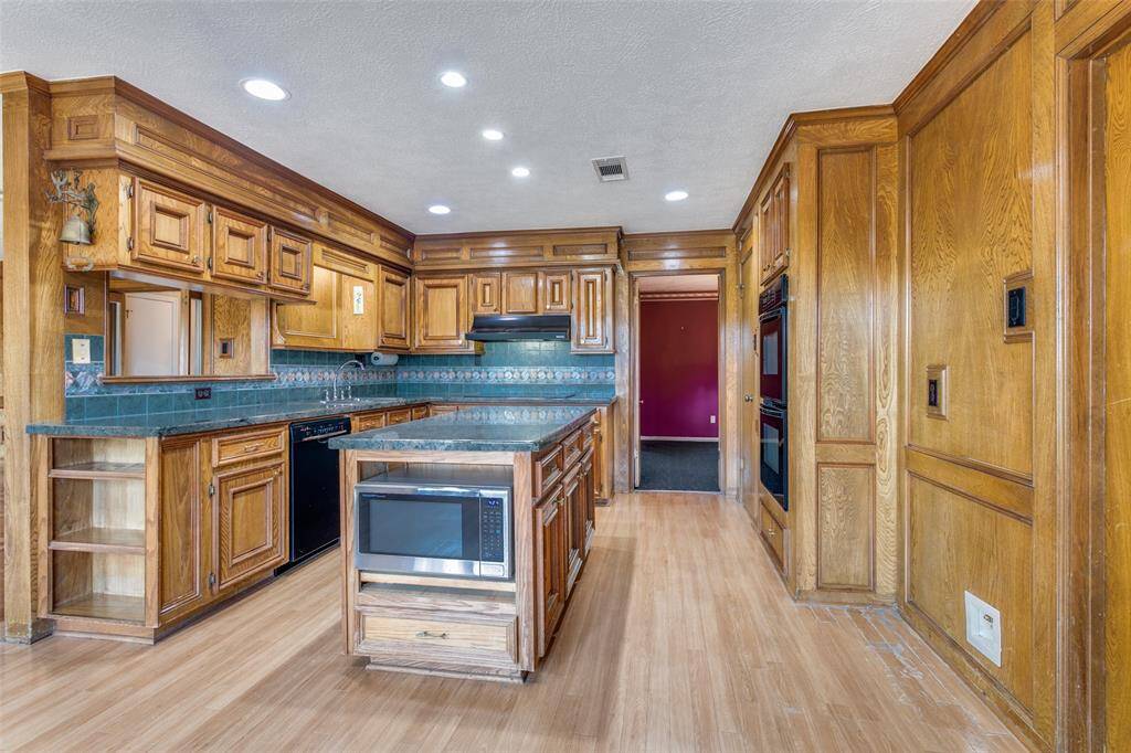There is a pass through bar to the family room.