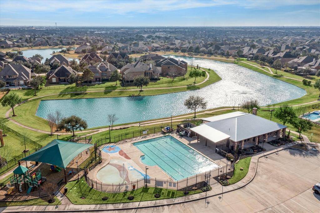 Not only do you get to enjoy the amenites of Bonterra at Cross Creek Ranch you also get to enjoy ALL of the pools, lakes, tennis courts, frisbee golf course, gym, splashpads, doggie park, and amenities of the entire neighborhood. Great for your grandkids to come visit as there is so much for them to enjoy!