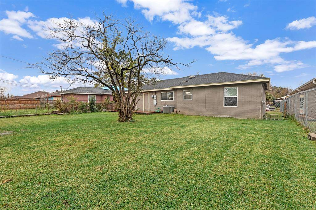 The spacious yard is ideal for hosting gatherings, with plenty of room for entertaining family and friends in a beautiful outdoor setting.