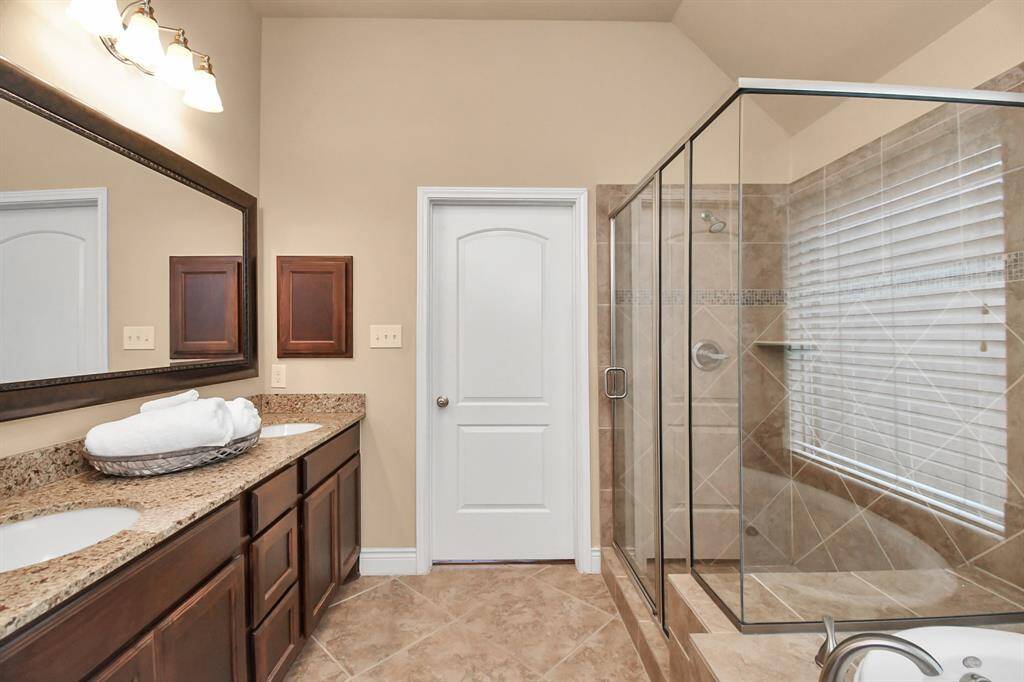 Primary bath w/double sinks and separate shower & soaking tub