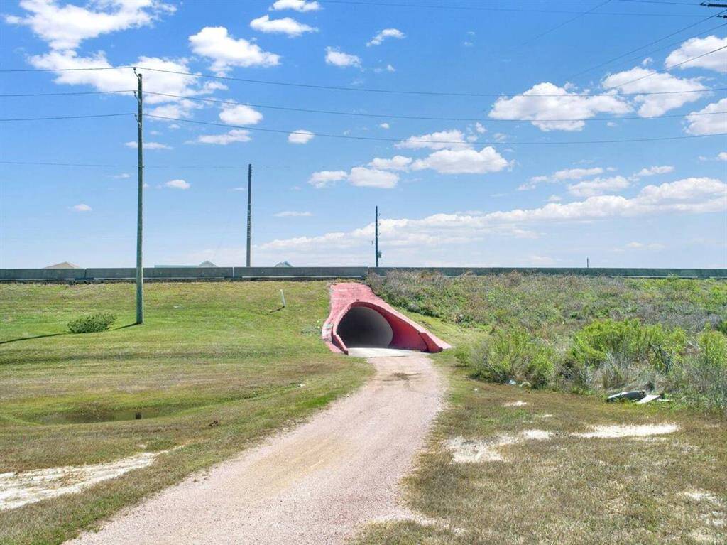 Love the tunnel to the beach, no crossing the highway! Great for walking ,biking and for beach cart rentals