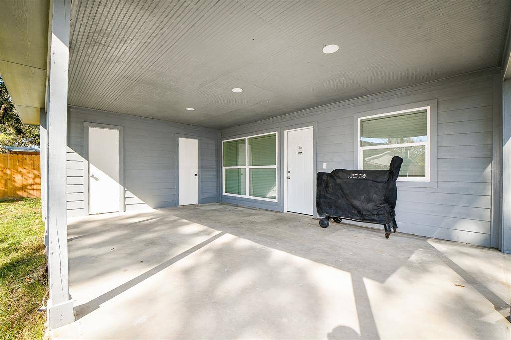 Enjoy a great barbecue on your large outdoor patio!