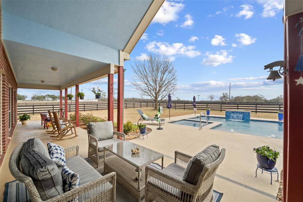 Moving into the back yard, there is just so much space for children or pets to run and play!