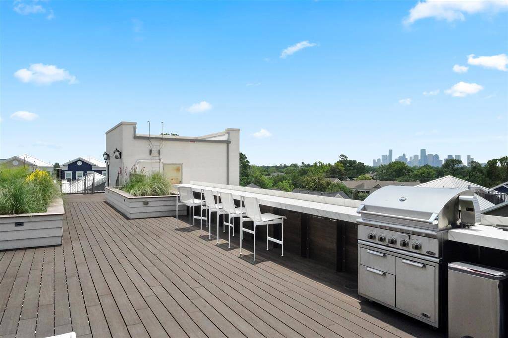 !0,000 Sqft of entertainment and playing grounds all while enjoying breathtaking views of downtown Houston