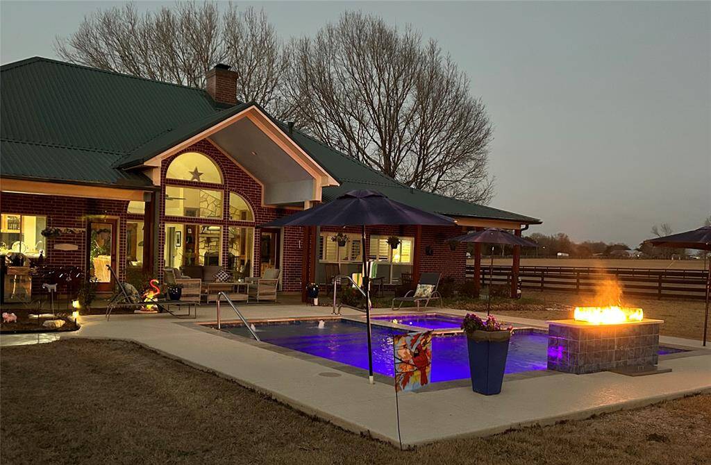 When it cools off for the night, the fire feature brings the perfect amount of heat to keep the area comfortable and keep the fun going!