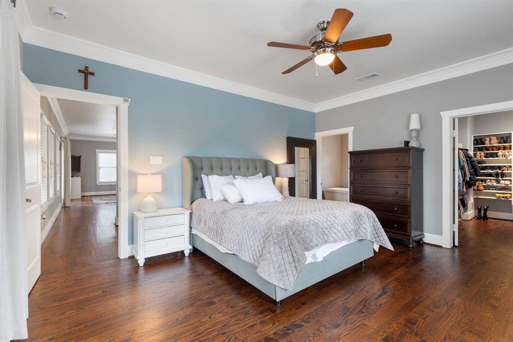 Large primary bedroom.