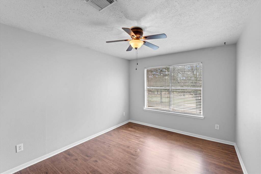 Second bedroom.