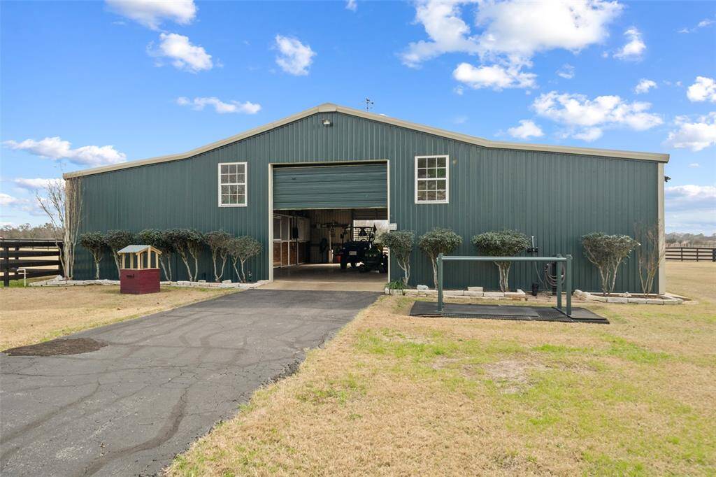 The barn is just amazing! It is well kept and super convenient for keeping livestock out of the weather and safe!