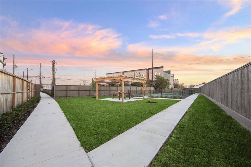 Community is complete with regulation Pickleball court, private resident courtyard, massive dog park - - all of which overlooking an uninterrupted Downtown Houston skyline!