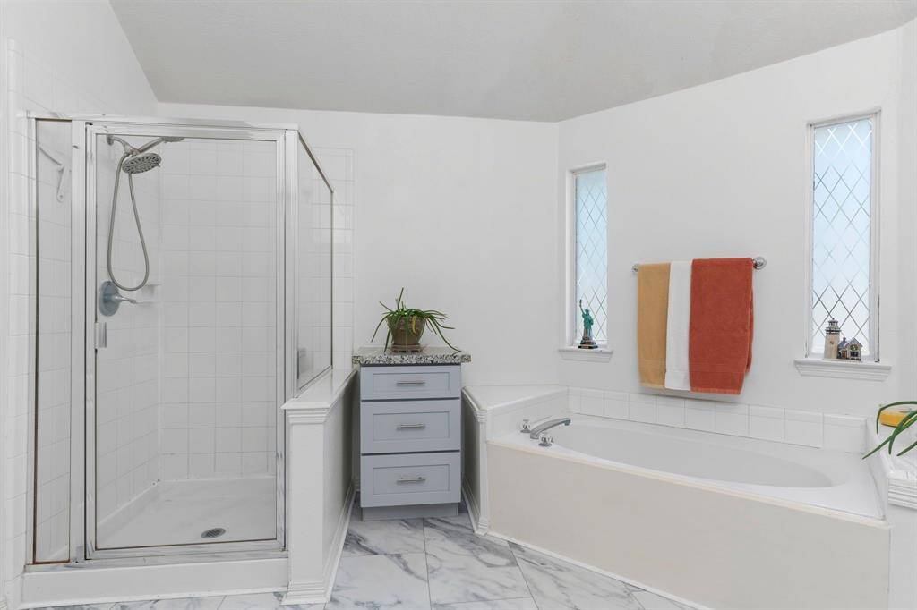 Relax in the deep soaking tub, perfect for melting away stress, or enjoy the refreshing shower—ideal for those who love a morning rinse!