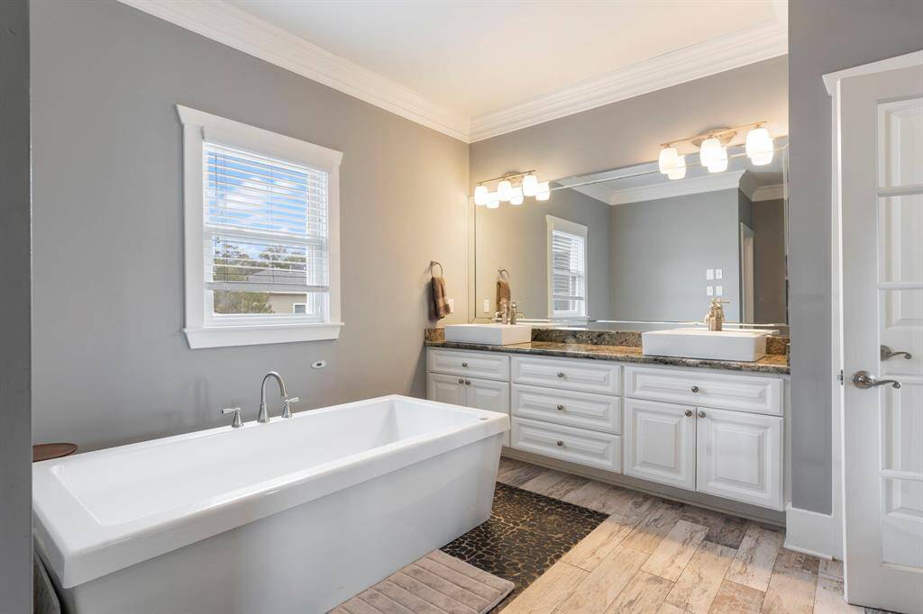 Wow !! Nice big primary bath with soaking tub, walk-in shower and double sinks.