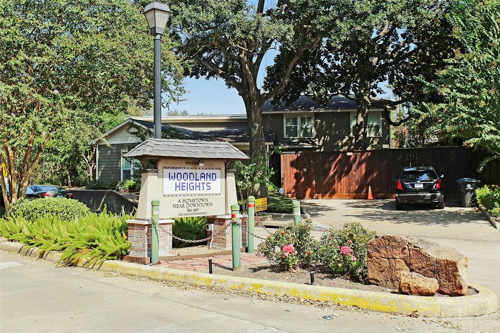 White Oak Station: Located in one of Houston's most desirable neighborhoods. Easy access to all major highways, the community is only minutes from Memorial Park, The Heights, Galleria, Downtown & Washington Corridor & many recreational parks at walking distance.