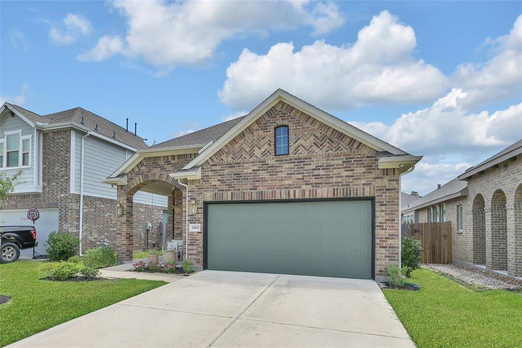 Single-story brick home featuringa two-car garage, an archedentrance, and a well-maintainedlawn, nestled in a Wrights Landing.