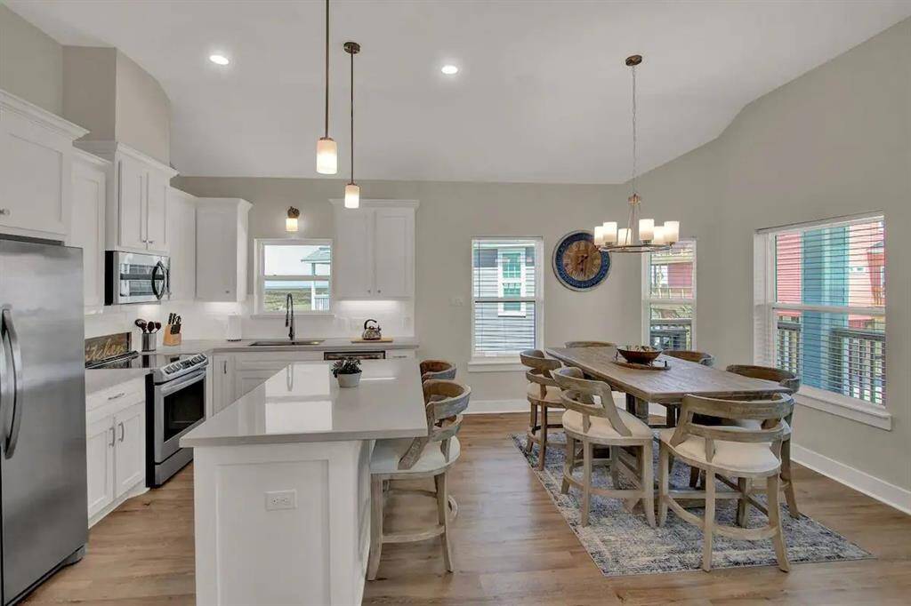 Kitchen with 6' island, bar seating