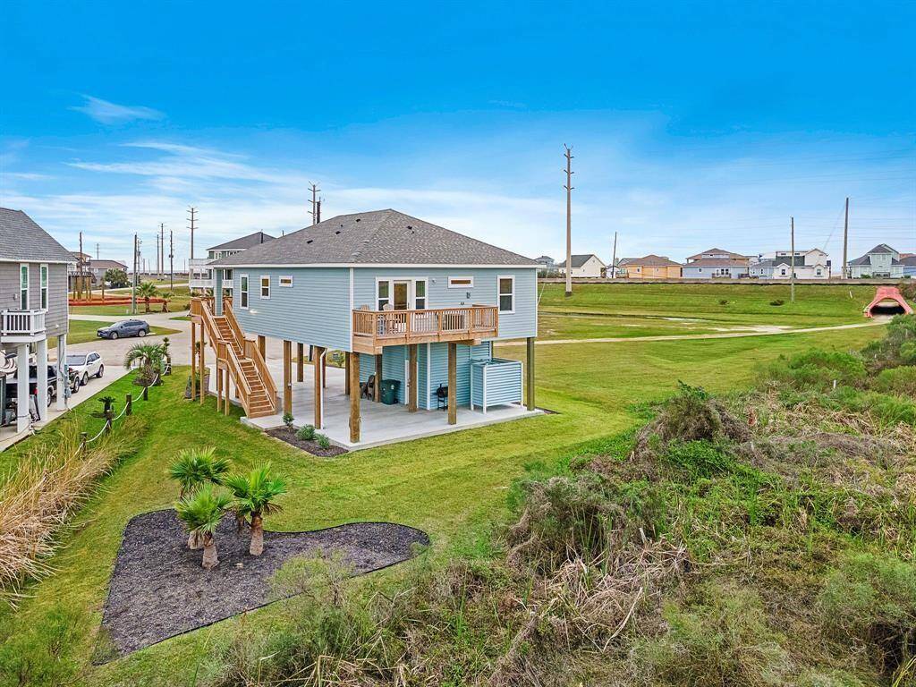 Back of property overlooks the beach