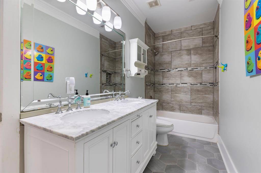 Second full bath room upstairs !