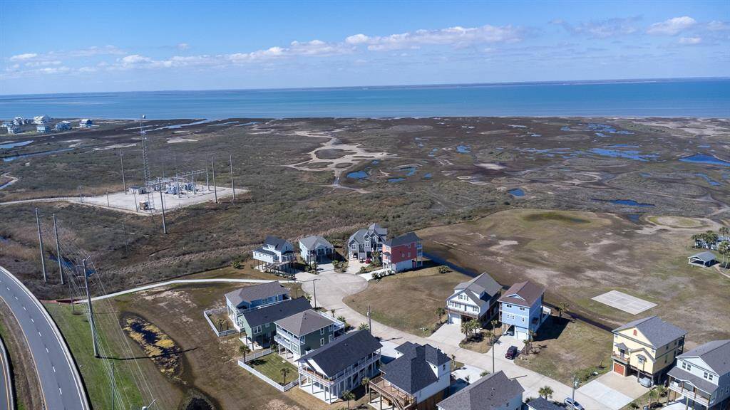 Amazing Bay View....home is located in culdesac close to cart/walking path to the beach.  Breathtaking views and birds everywhere from your bath porch.