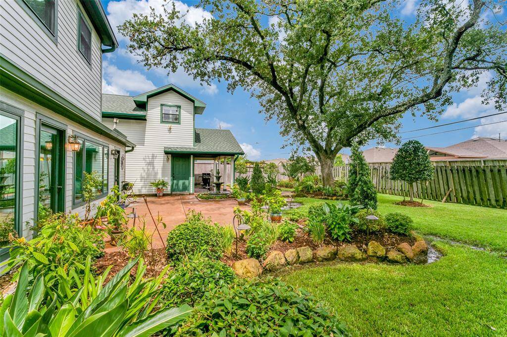 Another view of this beautiful backyard.
