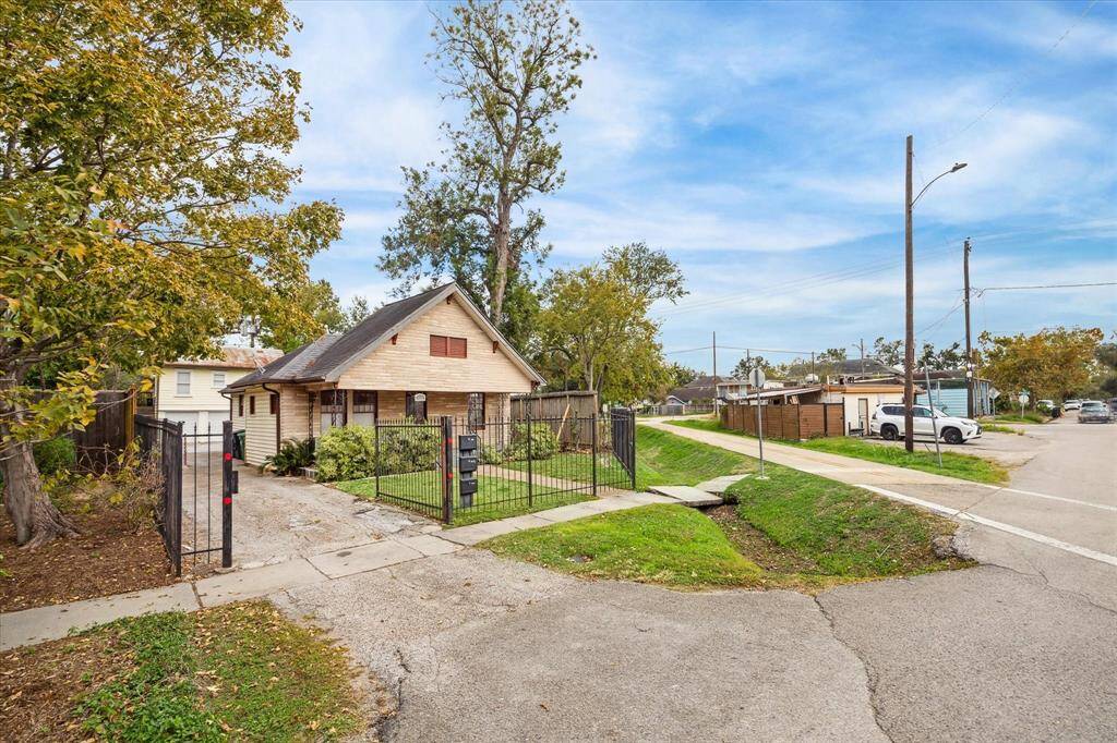 Conveniently located near great shopping and restaurants near White Oak