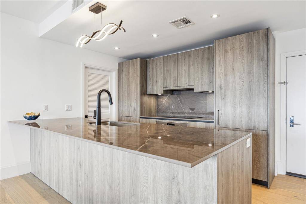 Beautifully finished kitchen with Eggersmann cabinets, soft close drawers and cabinets. Not one for formal dining areas? Pull up some stools at the breakfast bar!