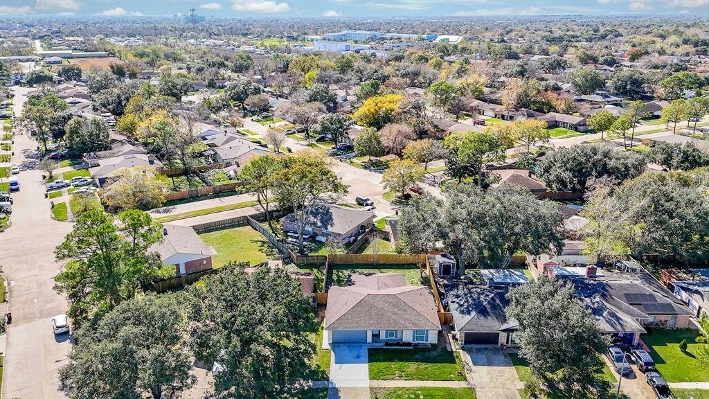 The home has many nearby amenities like the Townewest Gulfstream Park.